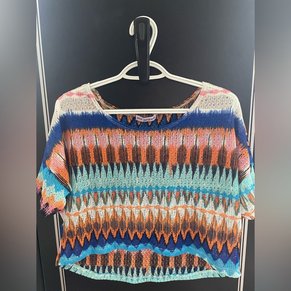 Body Central Short Sleeved Crop Top